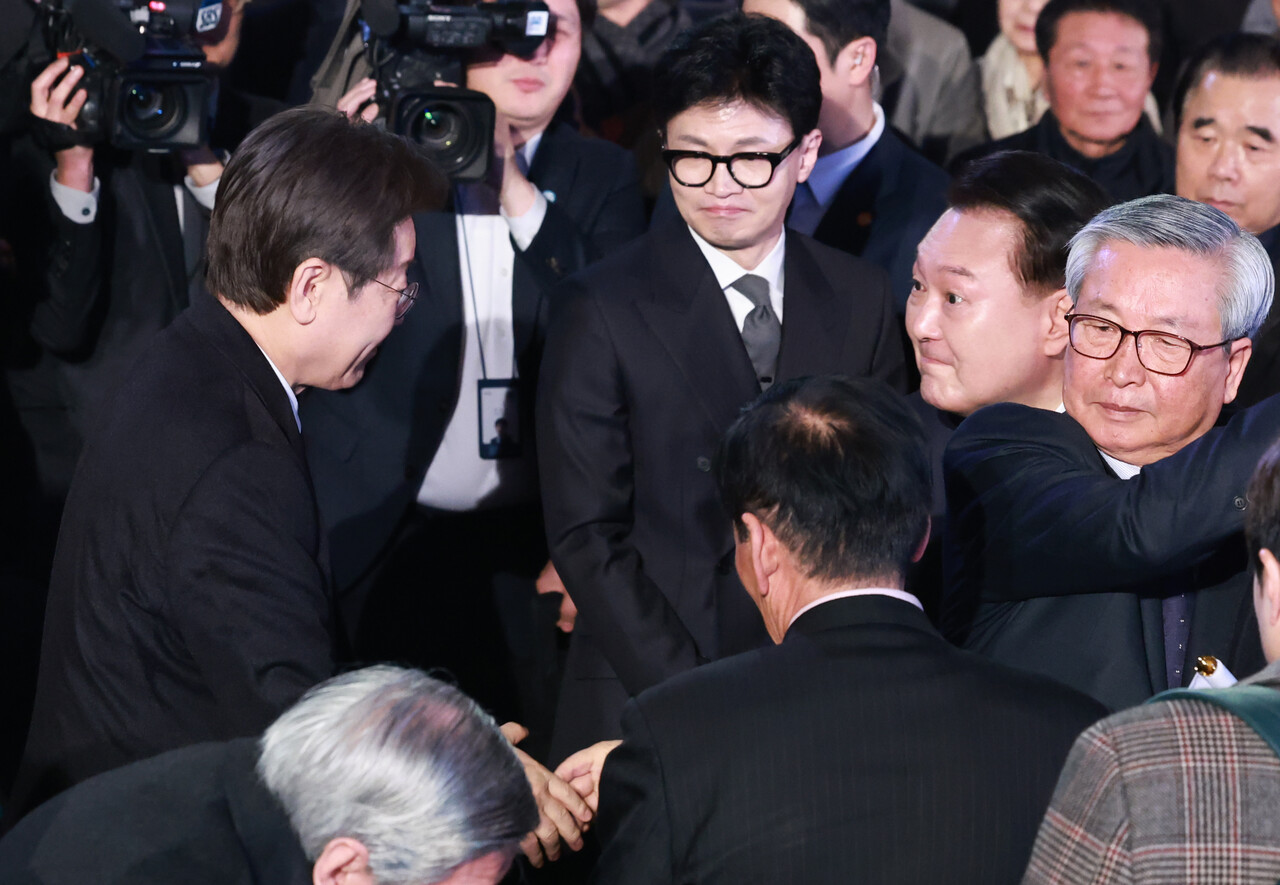 윤석열 대통령이 1일 서울 중구 유관순기념관에서 열린 제105주년 3·1절 기념식을 마친 뒤 이재명 더불어민주당 대표와 인사하고 있다. (대통령실통신사진기자단) 2024.03.01.