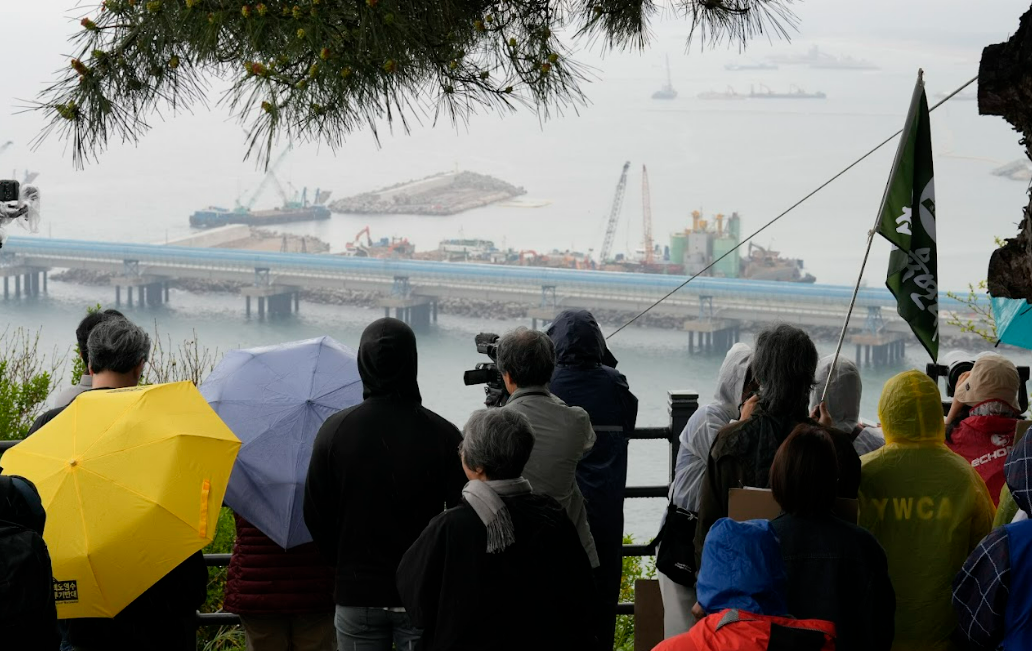 4월 20일, 삼척에 모인 시민들이삼척블루파워 사업 현장을 지켜보고 있다./사진제공=녹색연합