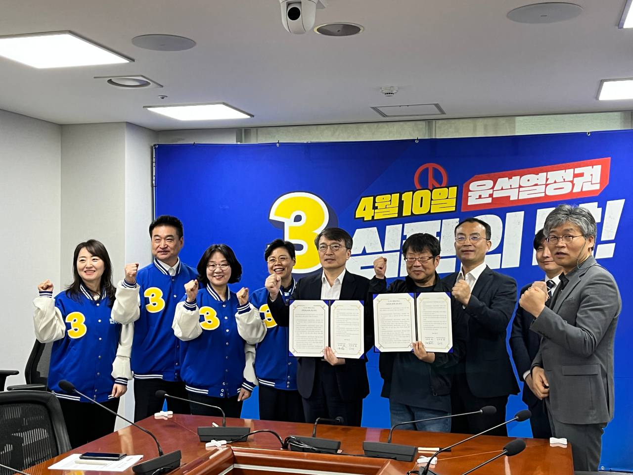 김의겸 더불어민주연합 공동상임선대위원장 김경민 한국사회적경제연대회의 상임대표 등이 참석한 가운데 사회적경제 정책협약식을 개최했다. / 사진=더불어민주연합