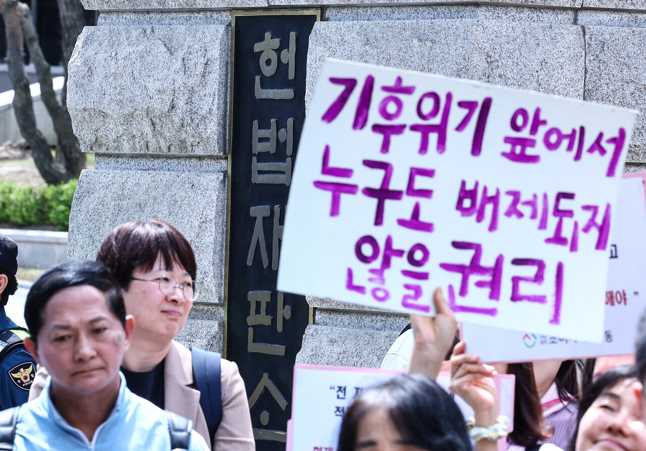 기후환경시민단체 회원들이 23일 서울 종로구 헌법재판소 정문 앞에서 한국 정부의 기후소송 첫 공개변론을 앞두고 열린 기자회견에서 기후 위기의 심각성을 알리는 손 피켓을 들고 있다. 2024.04.23./뉴시스