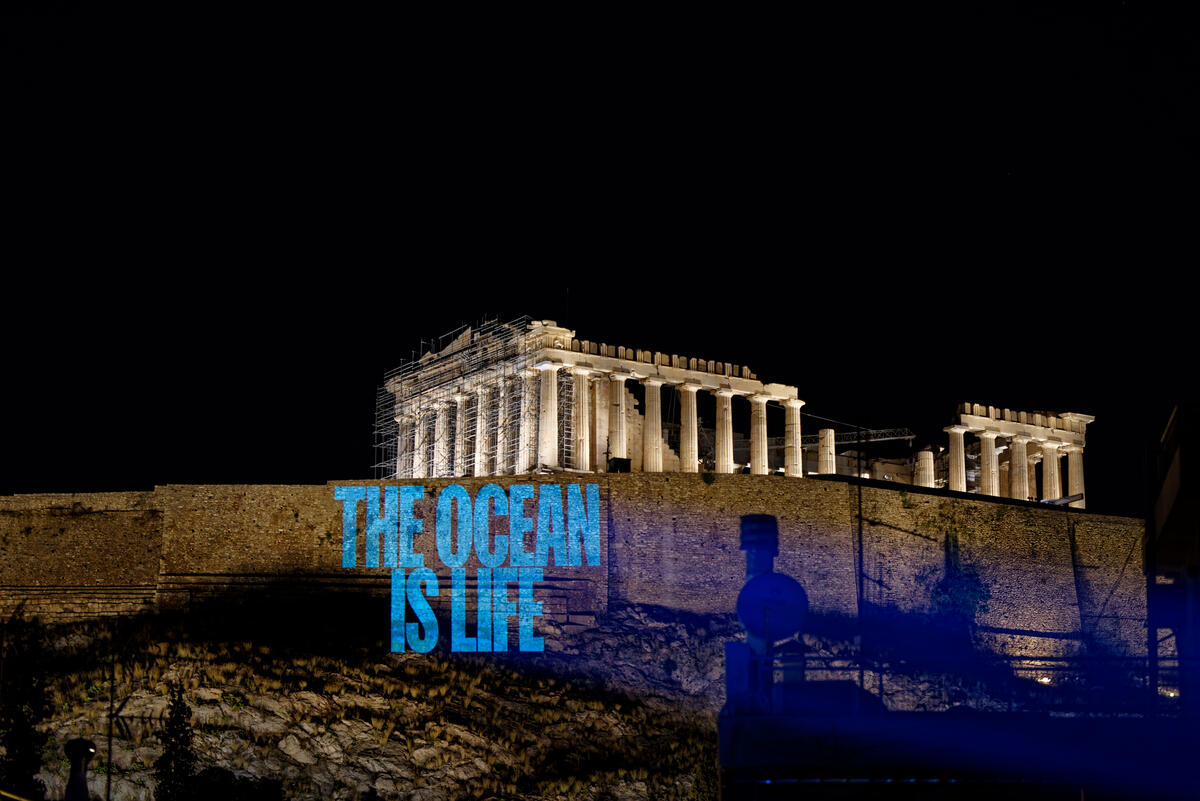 그린피스는 최근 ‘제9차 아워 오션 콘퍼런스(Our Ocean Conference)’가 개최된 그리스 아테네에서 글로벌 해양조약 비준을 촉구하는 프로젝션 퍼포먼스를 진행했다./사진제공=그린피스