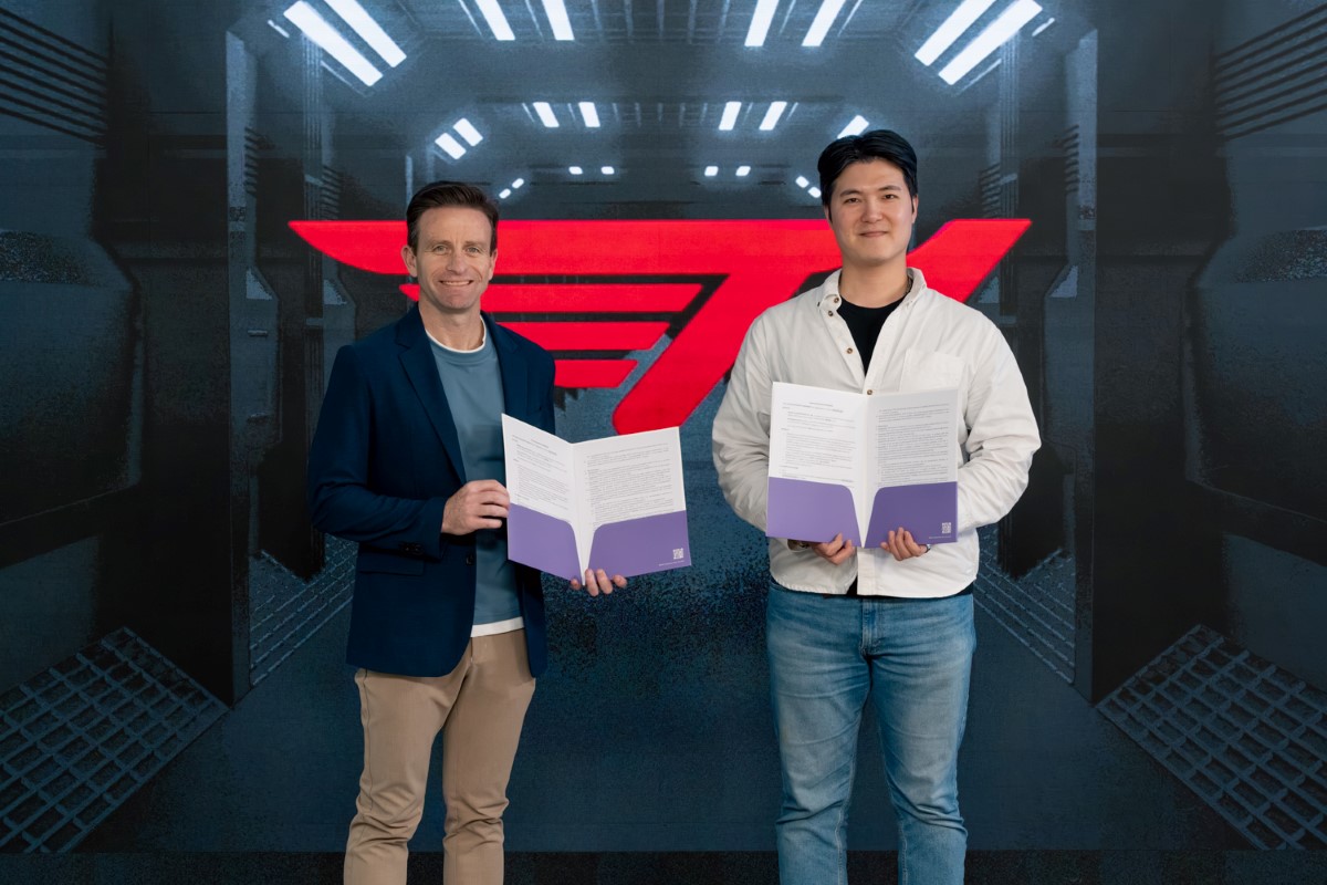 인스파이어 마이클 젠슨 최고마케팅책임자(좌)와 T1 안웅기 최고운영책임자(우)가 만나 공식 후원 협약식은 가졌다. / 사진 = 인스파이어 제공