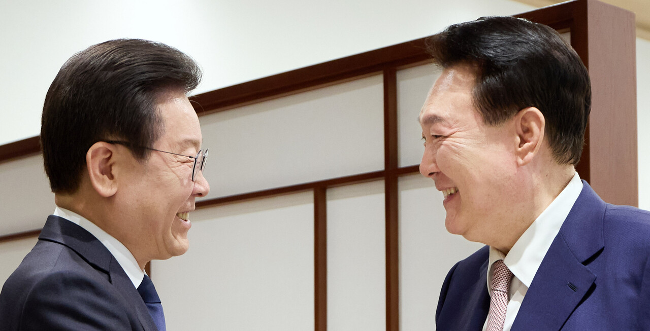 윤석열 대통령이 29일 서울 용산 대통령실 청사에서 이재명 더불어민주당 대표와 만나 악수하고 있다. (사진=대통령실 제공) 2024.04.29