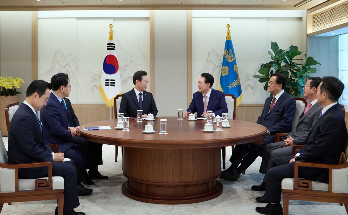 윤석열 대통령이 29일 서울 용산 대통령실 집무실에서 열린 더불어민주당 이재명 대표와 영수회담을 하고있다. (사진=대통령실 제공) 2024.04.29.