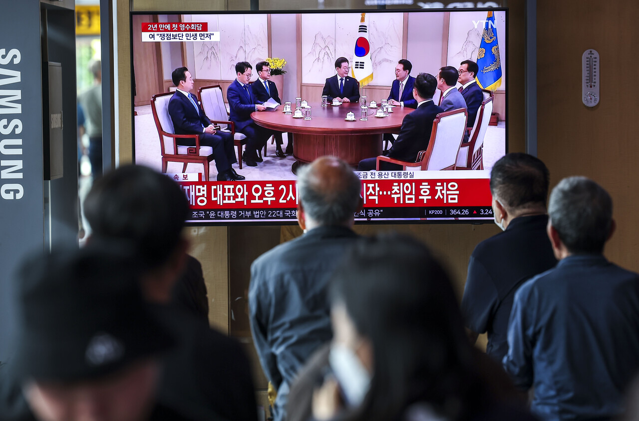 29일 서울 중구 서울역 대합실에서 시민들이 TV를 통해 윤석열 대통령과 이재명 더불어민주당 대표의 영수회담을 바라보고 있다. 2024.04.29./뉴시스