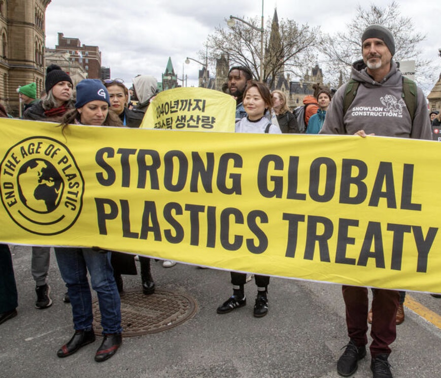 국제 플라스틱 협약 INC4를 앞두고, 지난 4월 21일 전 세계에서 모인 시민들은 플라스틱 오염 종식과 일회용 플라스틱 사용 감소를 요구하며 캐나다 오타와를 행진했다. 그린피스는 강력한 플라스틱 협약 체결을 촉구하며 행진에 참여했다./사진제공=그린피스