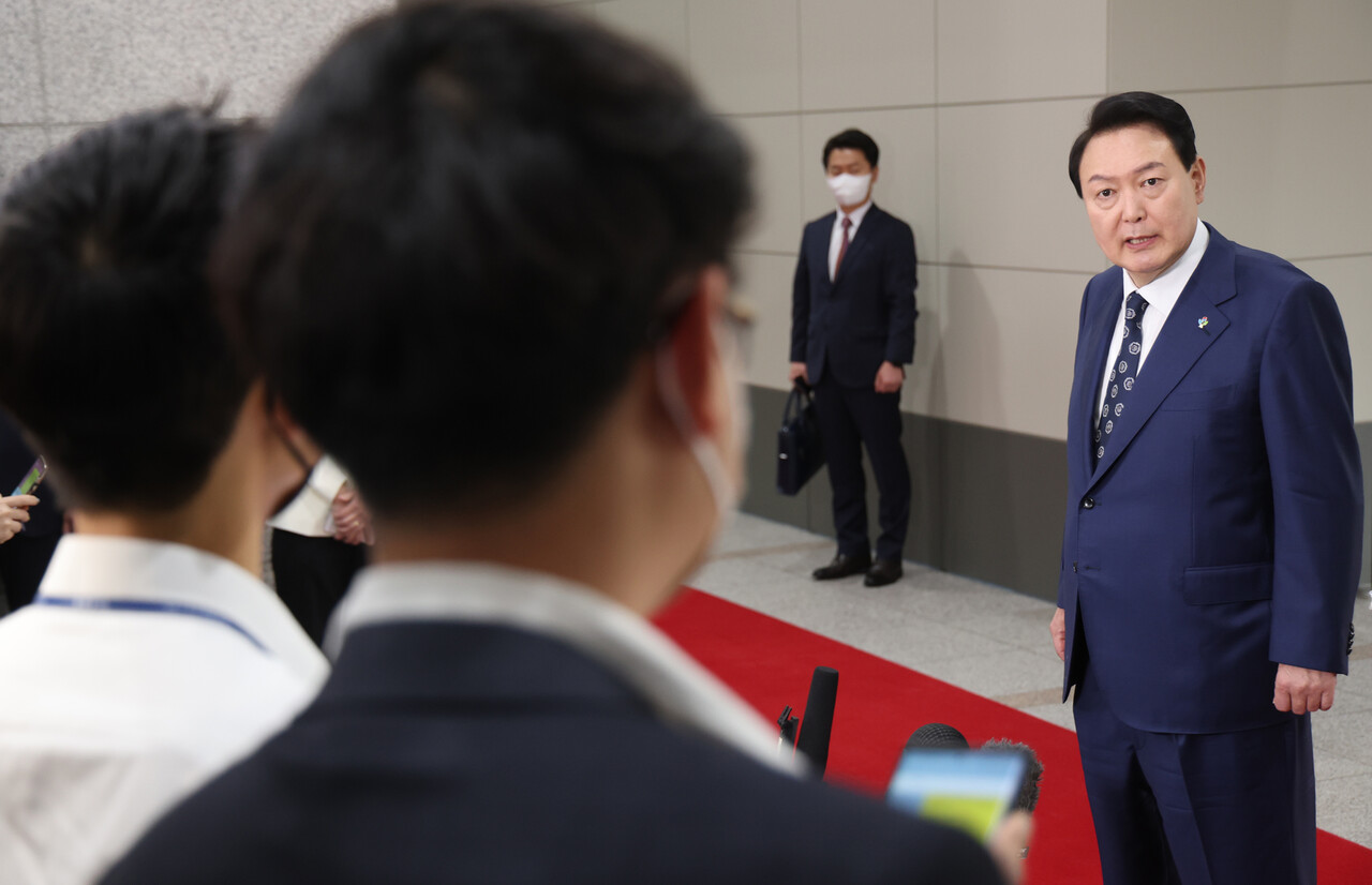 윤석열 대통령이 서울 용산 대통령실 청사로 출근하며 취재진 질문에 답변하고 있다./자료사진=대통령실통신사진기자단. 2022.06.20.