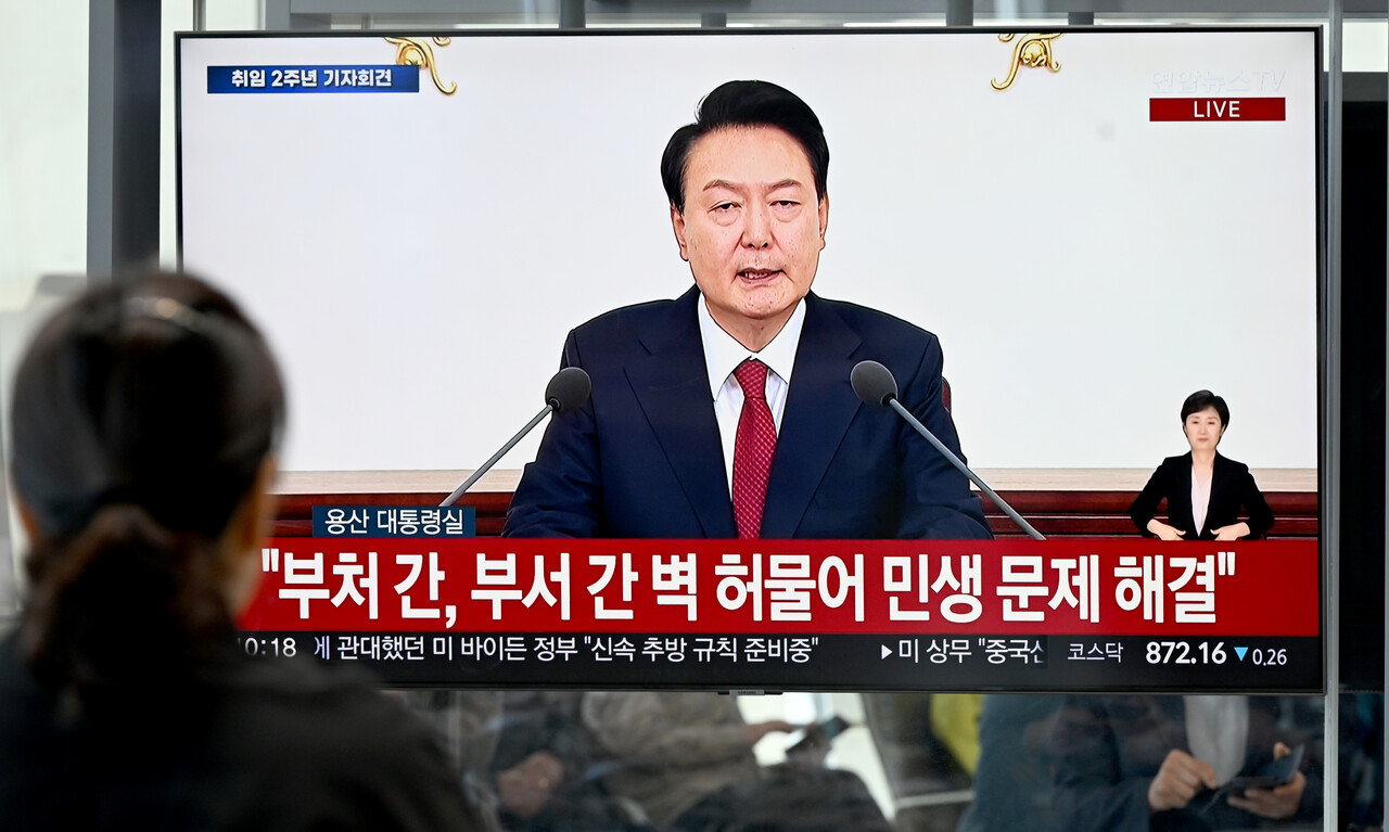 9일 오전 광주 광산구 광주송정역에서 시민이 윤석열 대통령의 취임 2주년 기자회견 관련 뉴스를 시청하고 있다. 2024.05.09. /뉴시스