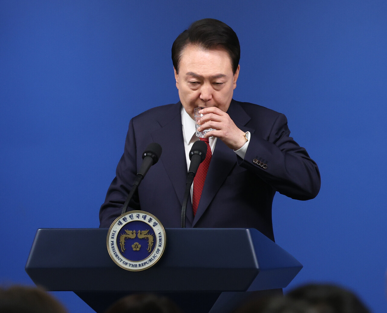 윤석열 대통령이 9일 서울 용산 대통령실 청사에서 열린 취임 2주년 기자회견에서 출입기자들의 질문에을 들으며 목을 축이고 있다. 2024.05.09./뉴시스
