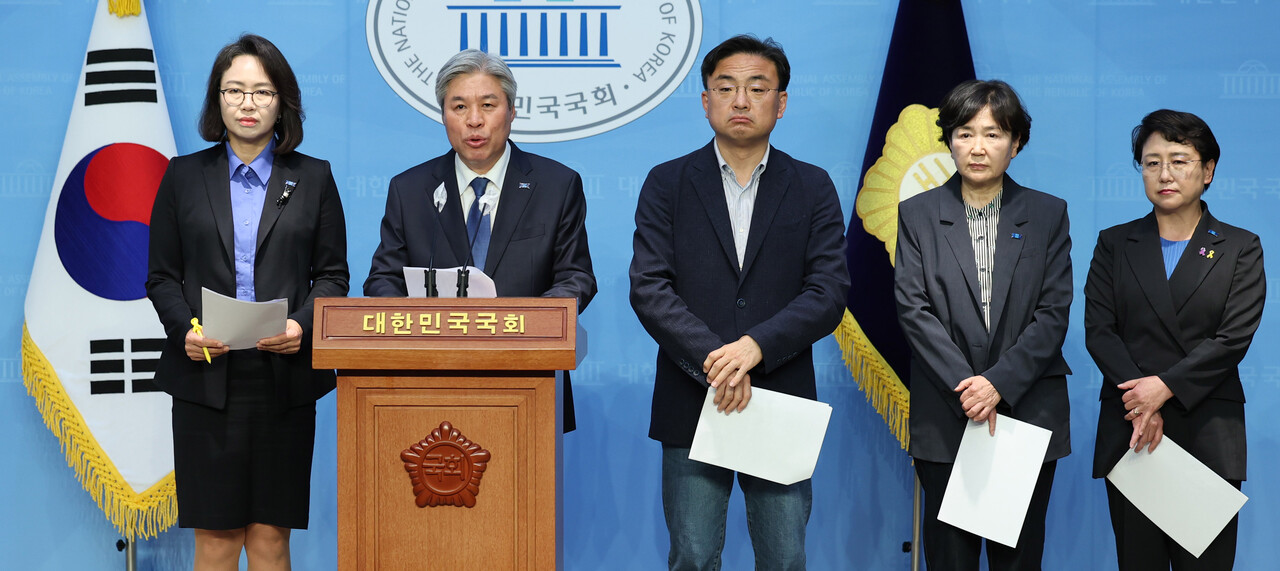 서왕진 조국혁신당 혁신정책연구원장이 28일 오후 서울 여의도 국회에서 열린 '서울시 사회서비스원 폐지'와 관련 기자회견에서 발언하고 있다. 2024.04.25./뉴시스