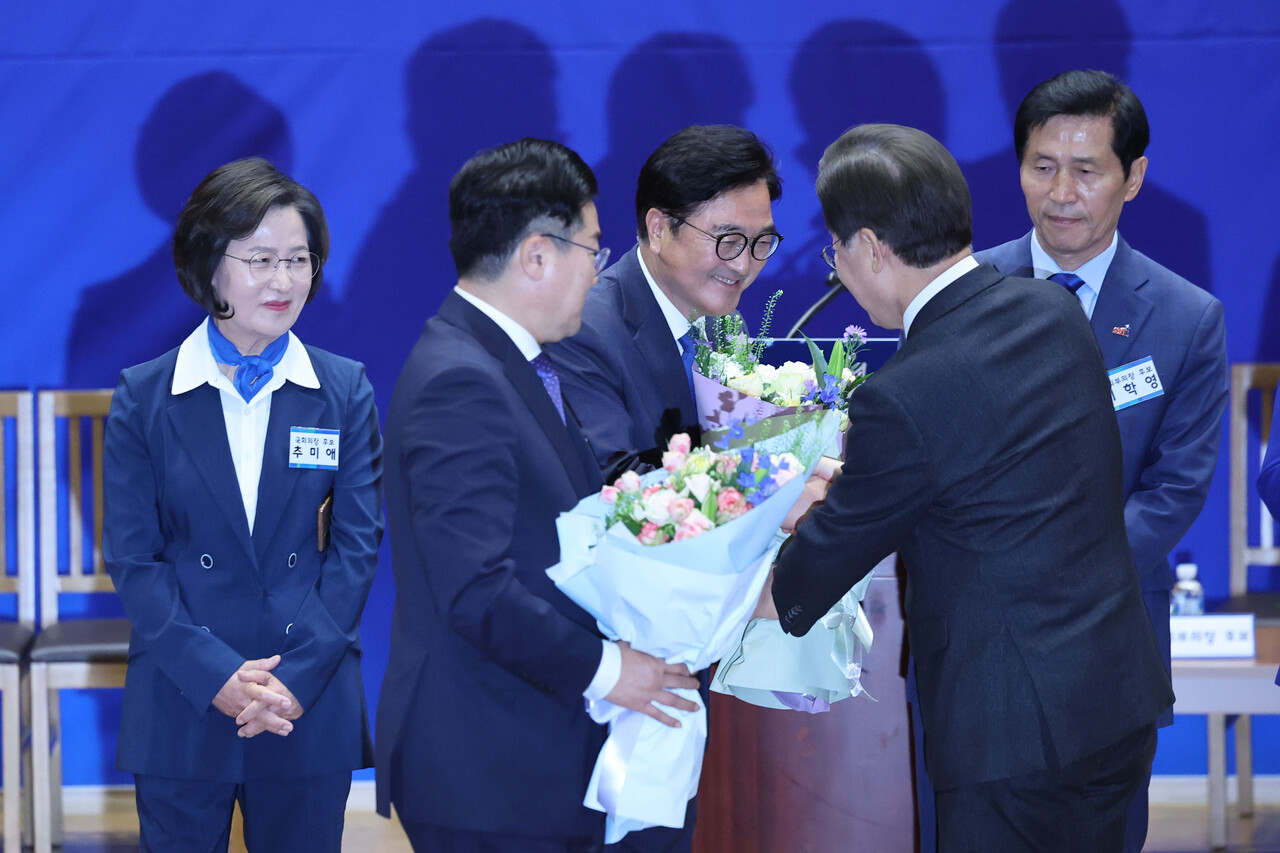 우원식 더불어민주당 의원이 16일 오전 서울 여의도 국회 의원회관에서 열린 제22대 국회 전반기 국회의장단 후보 선출 당선자 총회에서 국회의장 후보로 선출된 뒤 이재명 더불어민주당 대표로부터 꽃다발을 받고 있다. 2024.05.16./뉴시스