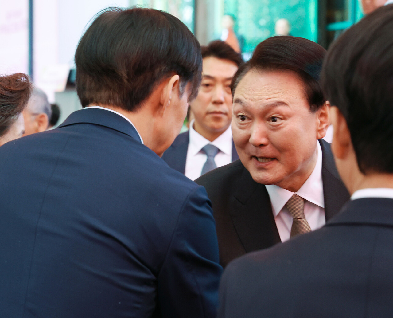 윤석열 대통령이 15일 서울 종로구 조계사에서 열린 불기 2568년 부처님오신날 봉축법요식에 참석해 조국혁신당 조국(왼쪽) 대표와 인사 나누고 있다. (대통령실통신사진기자단)/뉴시스