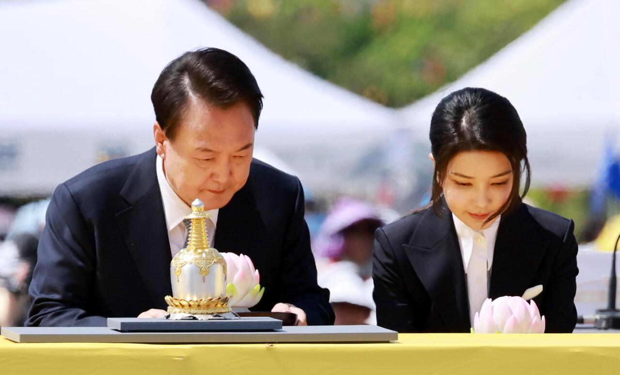 윤석열 대통령과 부인 김건희 여사가 19일 양주 회암사지 특설무대에서 열린 '회암사 사리 이운 기념 문화축제 및 삼대화상 다례재'에서 헌등하고 있다. (대통령실통신사진기자단) 2024.05.19./뉴시스