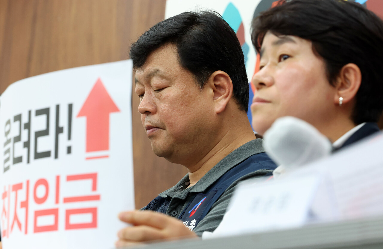 20일 서울 종로구 참여연대에서 열린 '모두를 위한 최저임금 운동본부' 출범 기자회견에서 류기섭(왼쪽) 한국노총 사무총장과 이미선 민주노총 부위원장이 '올려라 최저임금' 피켓을 들고 있다. 2024.05.20./뉴시스