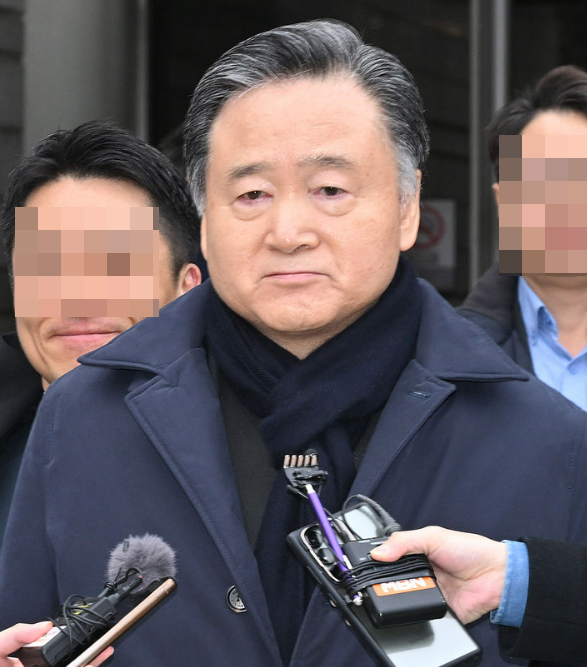 검찰이 파리바게뜨 제빵기사들에게 노조 탈퇴를 종용한 혐의를 받는 허영인(74) SPC 회장을 21일 구속 상태로 재판에 넘겼다. 사진은 허 회장이 지난 2월2일 오전 서울 서초구 서울중앙지방법원에서 열린 1심 선고 공판에서 무죄를 선고받은 뒤 법정을 나서고 있는 모습. (공동취재) 2024.02.02.