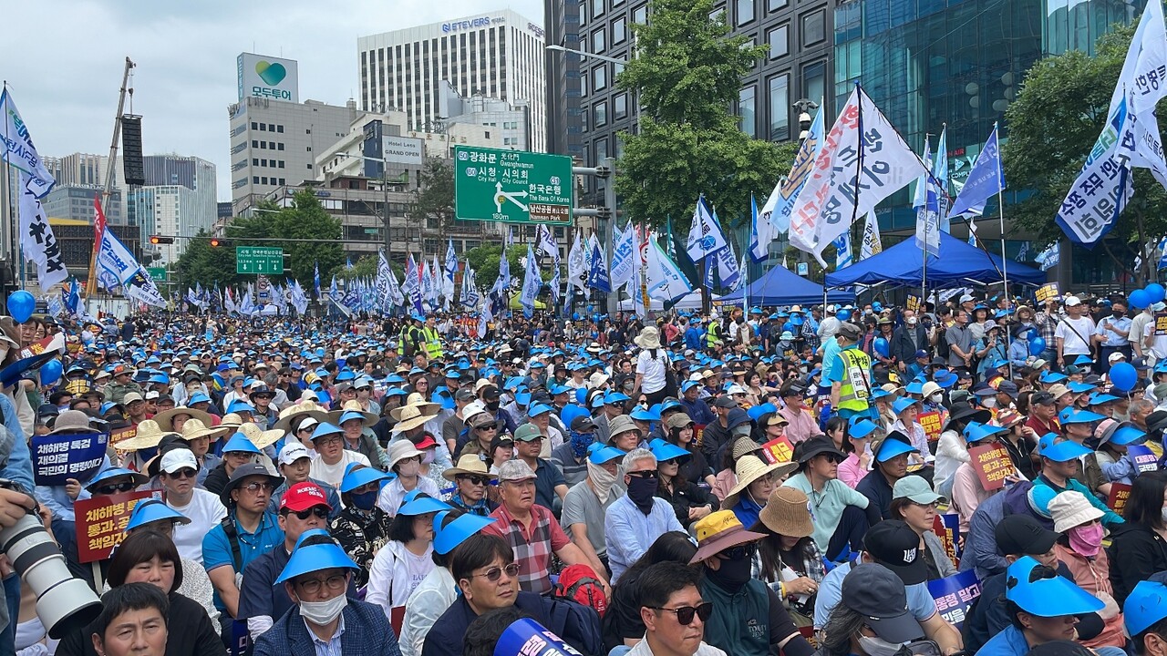서울역 인근 세종대로에서 야당·시민사회 공동 '해병대원 채 상병 사건 특검법' 거부 규탄 및 통과 촉구 범국민대회가 열리고 있다. 2024.05.25./사진=이로운넷