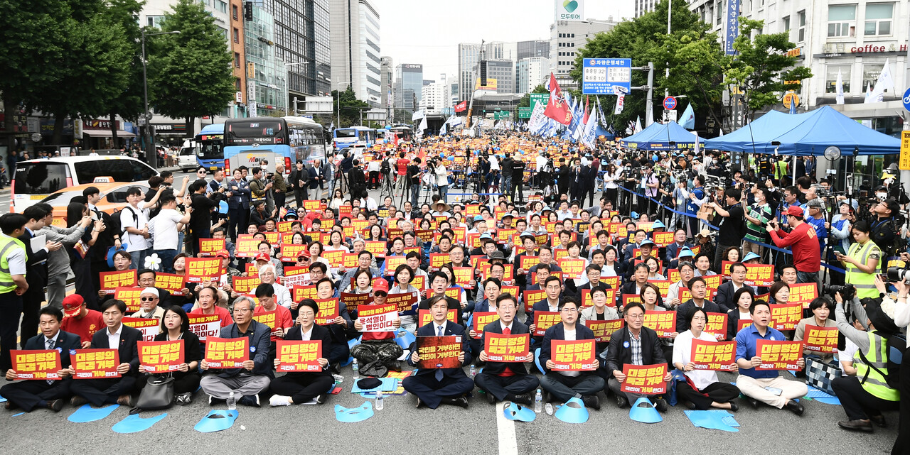 해병대원 특검법 거부 규탄 및 통과 촉구 범국민대회가 25일 오후 서울 중구 세종대로에서 열린 가운데 집회 참가자들이 피켓을 들고 구호를 외치고 있다. (공동취재) 2024.05.25.