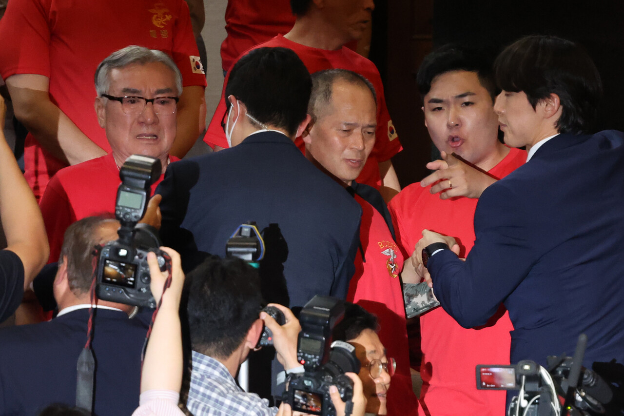 해병대 예비역 연대 회원들이 28일 오후 서울 여의도 국회에서 열린 제414회 국회(임시회) 제2차 본회의에서 순직 해병 수사 방해 및 사건 은폐 등의 진상규명을 위한 특별검사의 임명 등에 관한 법률안 재의의 건이 부결되자 국민의힘 의원들을 향해 항의하고 있다. 2024.05.28. /뉴시스