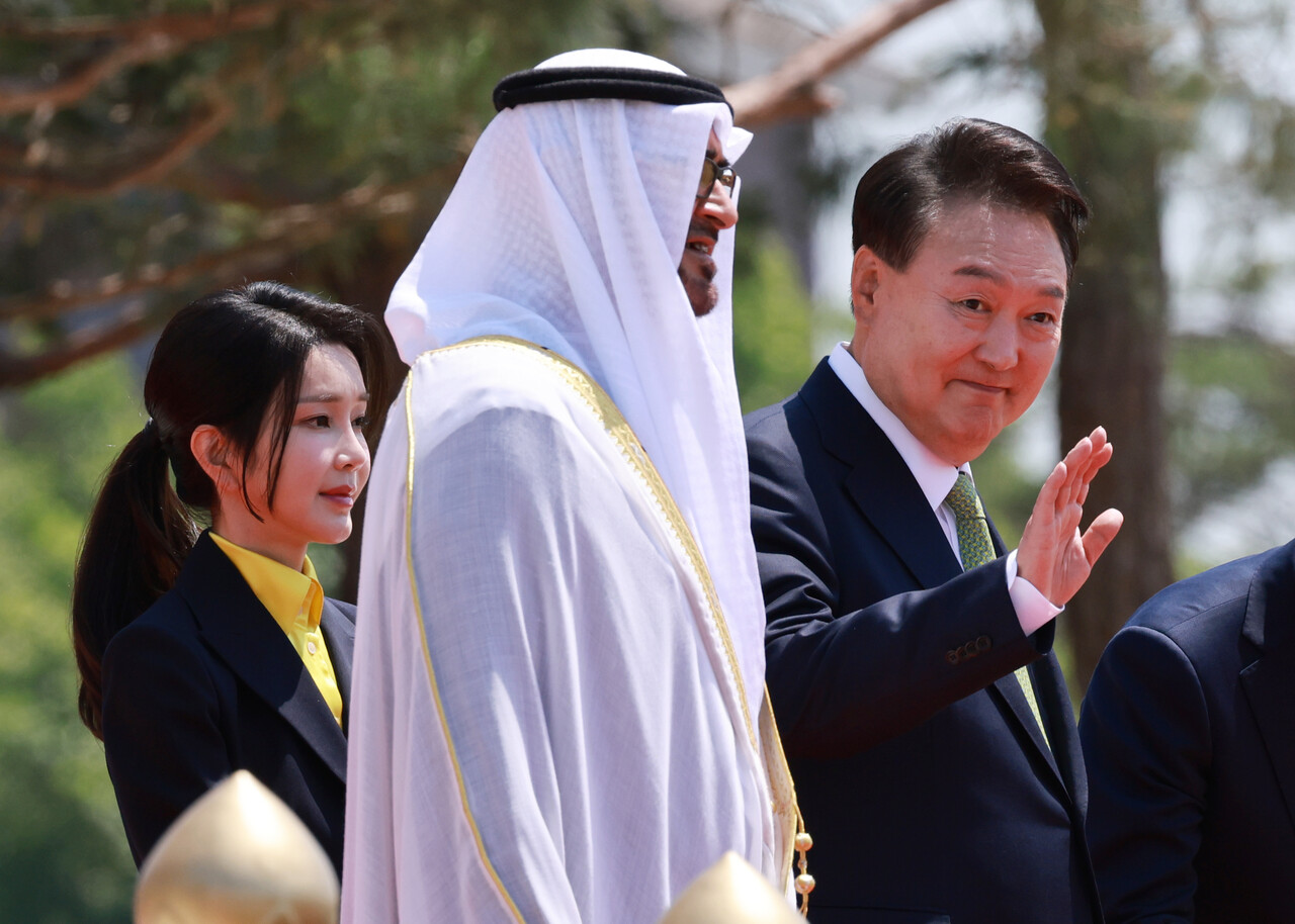 윤석열 대통령이 29일 서울 용산 대통령실 잔디마당에서 열린 무함마드 빈 자예드 알 나흐얀(가운데) 아랍에미리트연합국(UAE) 대통령 국빈 방한 공식 환영식이 끝난 뒤 인사하고 있다. 왼쪽 뒤는 윤 대통령 부인 김건희 여사. (대통령실통신사진기자단) 2024.05.29./뉴시스