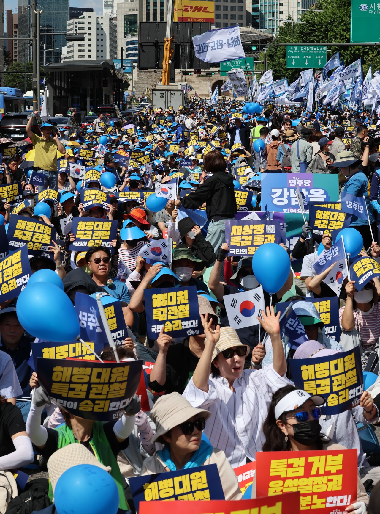 1일 서울 중구 서울역 인근에서 열린 더불어민주당 '해병대원 특검법, 국민이 승리한다' 윤석열정권 규탄 및 해병대원 특검법 관철을 위한 범국민 대회에서 참석자들이 구호를 외치고 있다. 2024.06.01./뉴시