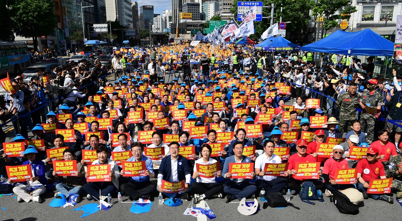 이재명 더불어민주당 대표가 박찬대 원내대표 등 소속 의원 및 참석자들이 1일 오후 서울 중구 서울역 인근에서 열린 윤석열정권 규탄 및 해병대원 특검법 관철을 위한 범국민대회에서 구호를 외치고 있다. (공동취재) 2024.06.01.