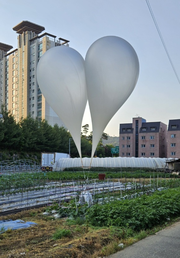북한이 살포한 대남전단(삐라)이 경기도 곳곳에서 발견되는 가운데 29일 오전께 용인시 처인구 이동읍에서 발견된 대남전단 풍선 모습. (사진=독자제공) 2024.5.29./뉴시스