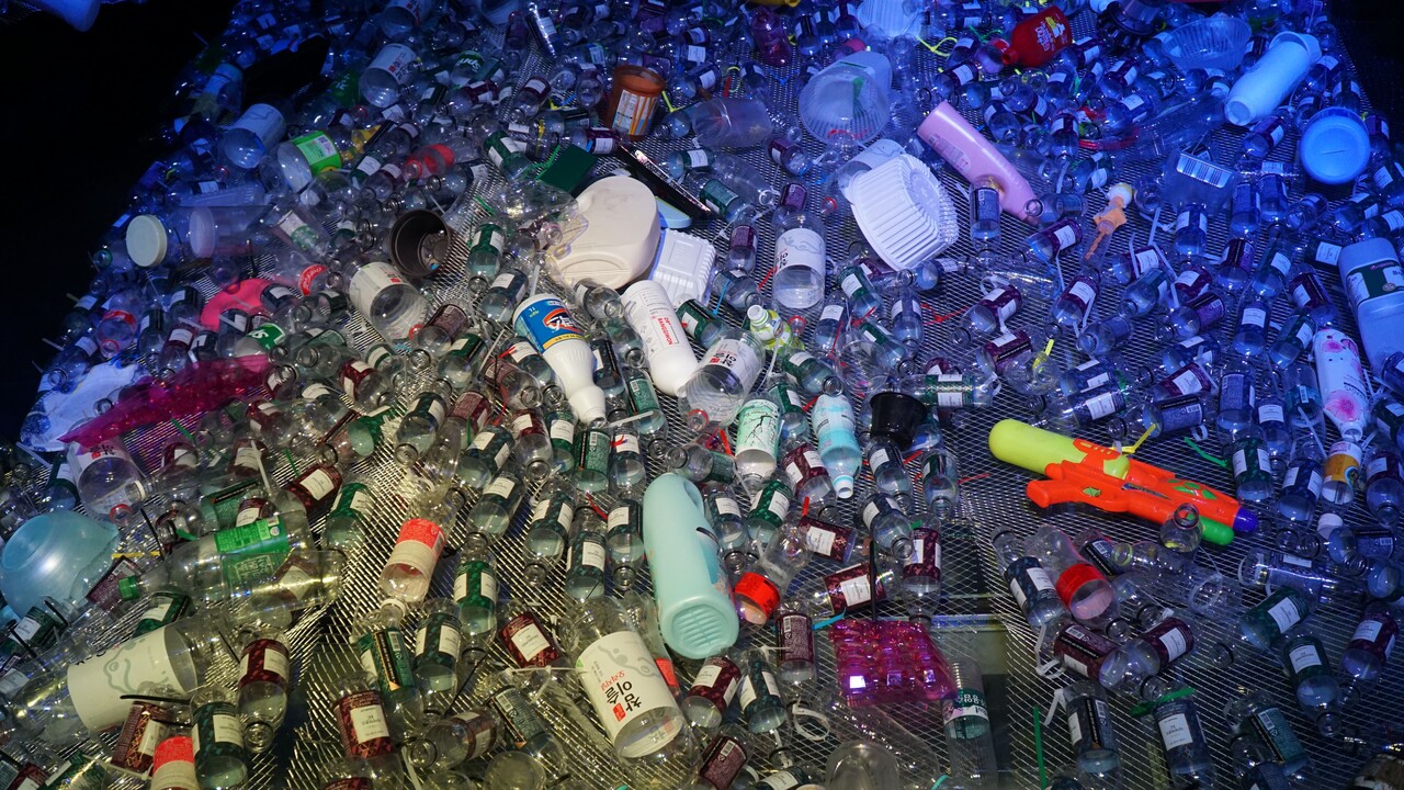 '플라스틱 구토' 초대형 플라스틱 조형물./사진제공=환경운동연합