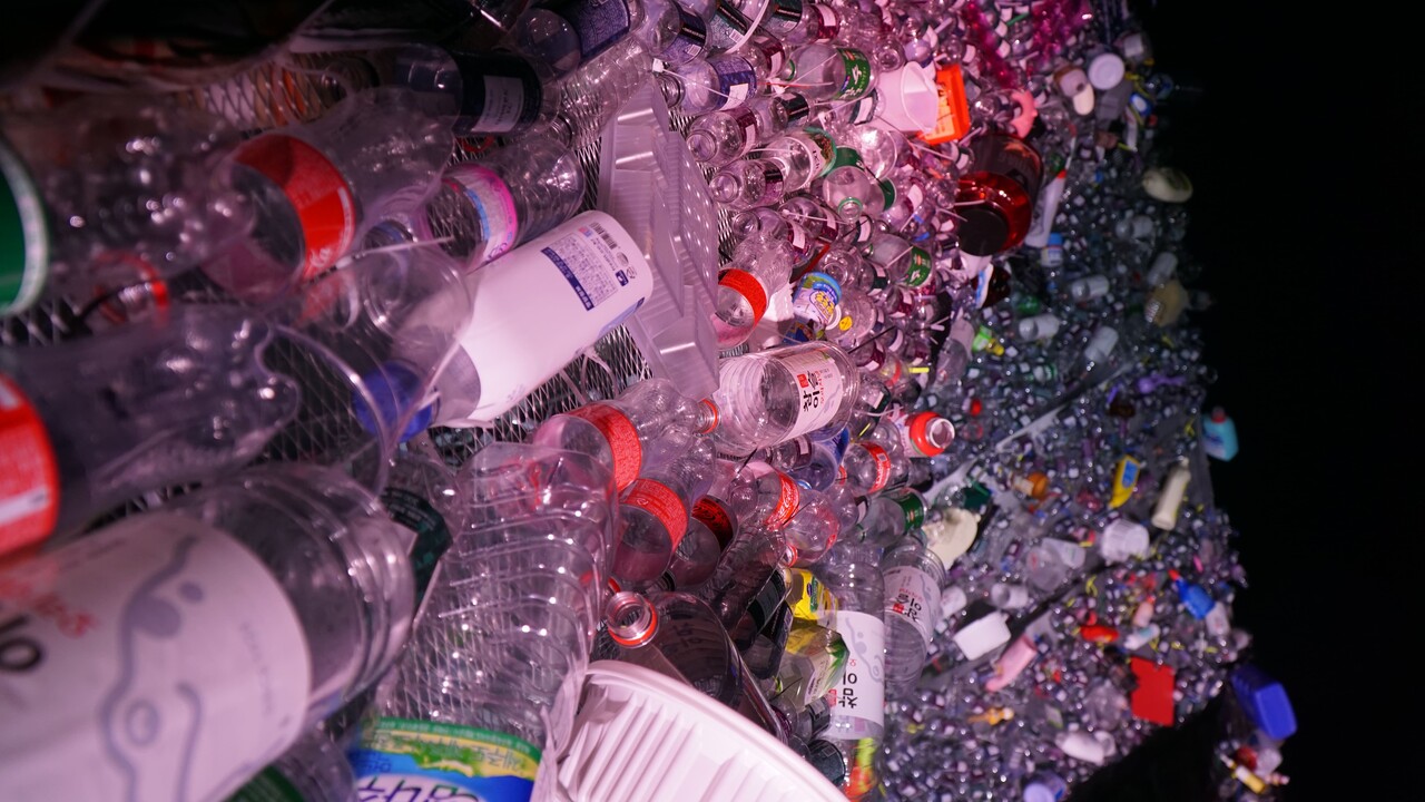 '플라스틱 구토' 초대형 플라스틱 조형물./사진제공=환경운동연합