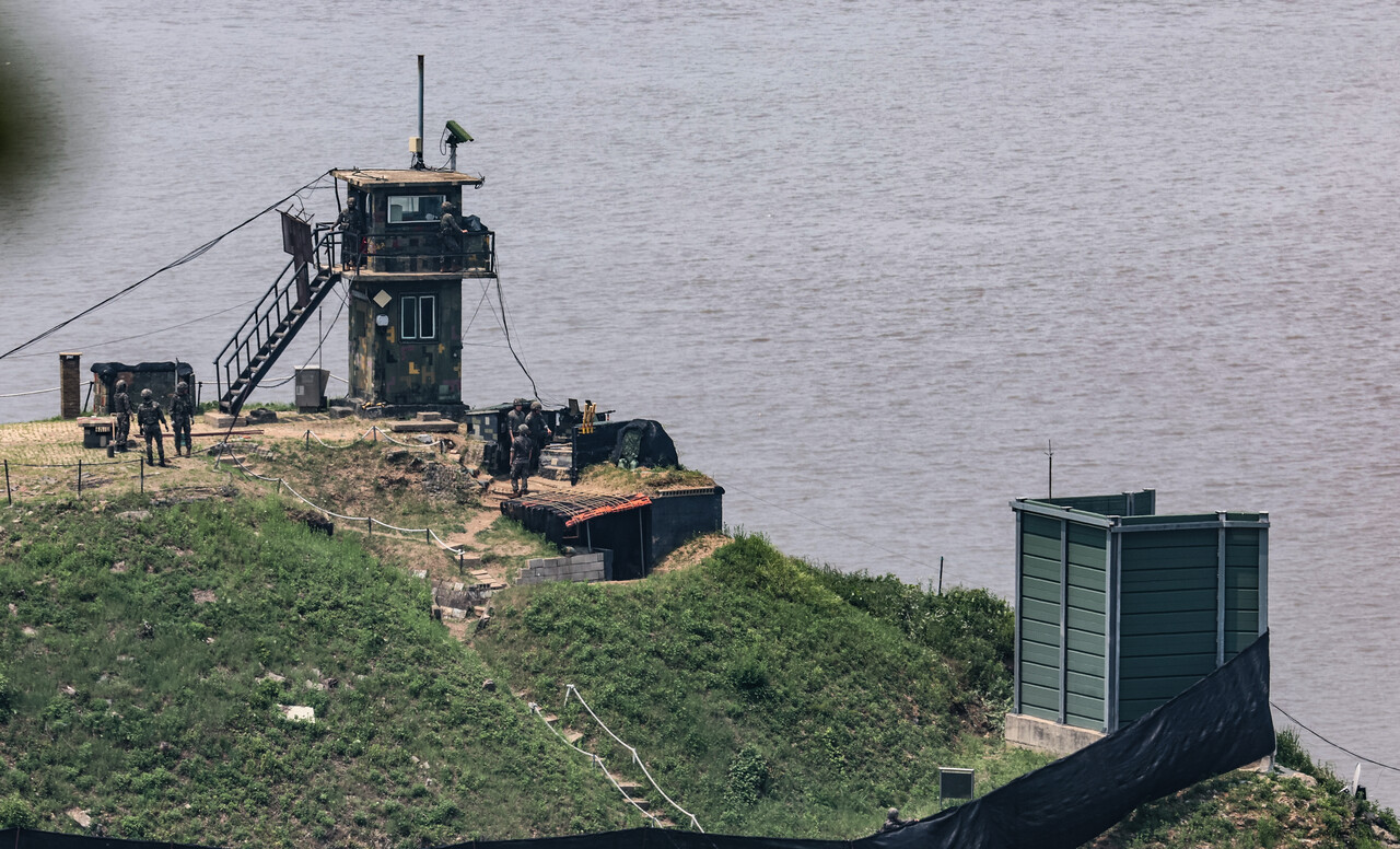 정부가 북한의 대남 오물 풍선 재살포에 대응하기 위해 대북 확성기를 설치하고 방송을 실시한 가운데 10일 경기 파주시 접경지역에서 바라본 한국 측 초소 오른쪽으로 대북 확성기 관련 군사 시설물이 보이고 있다. 2024.06.10./뉴시스