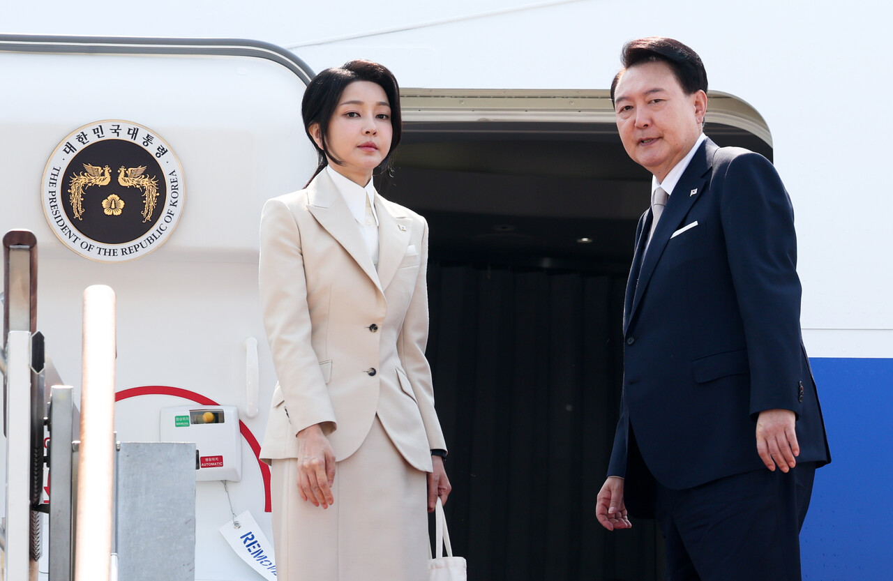 중앙아시아 3개국(투르크메니스탄·카자흐스탄·우즈베키스탄)을 국빈 방문하는 윤석열 대통령과 부인 김건희 여사가 10일 성남 서울공항에 도착해 공군 1호기 탑승하고 있다. 2024.06.10./뉴시스