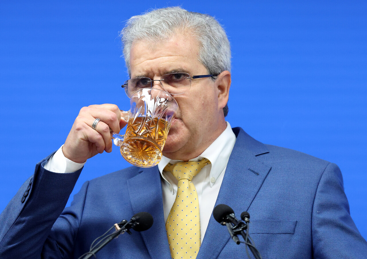 미국 심해 기술 평가 전문 기업 액트지오의 비토르 아브레우 고문이 7일 오전 세종시 정부세종청사 산업통상자원부에서 '동해 심해 가스전' 관련 브리핑 중 물을 마시고 있다. 2024.06.07./뉴시스