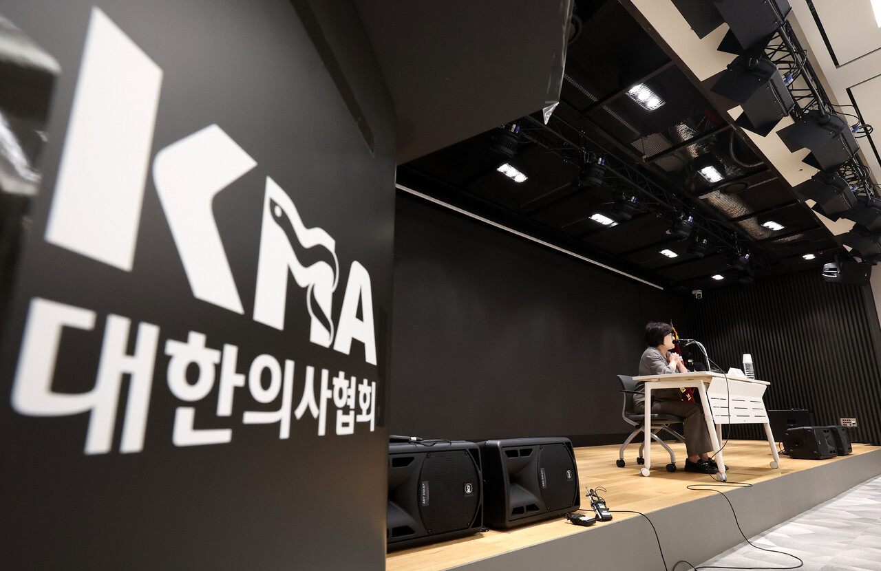 최안나 대한의사협회 총무이사 겸 대변인이 13일 오후 서울 용산구 대한의사협회에서 '의대정원 증원사태 대응방안 논의를 위한 제4차 비공개 연석회의' 관련 브리핑을 하고 있다. 2024.06.13./자료사진=뉴시스