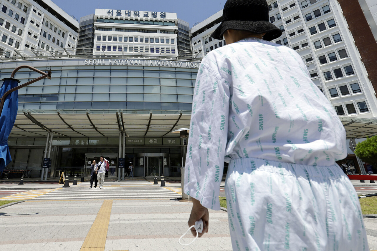 서울대 의대 산하 4개 병원 휴진을 하루 앞둔 16일 서울 종로구 서울대학교병원에서 환자가 이동하고 있다. 2024.06.16./뉴시스