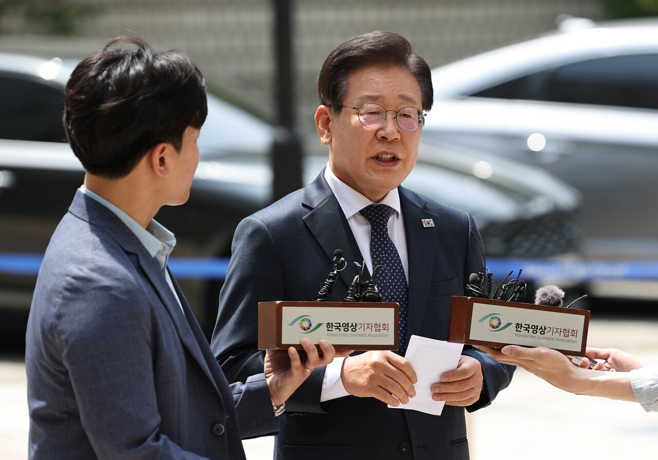 이재명 더불어민주당 대표가 14일 서울 서초구 서울중앙지방법원에서 열린 자신의 공직선거법 위반 혐의(故 김문기 성남도시개발공사 개발1처장, 백현동 부지 용도변경과 관련해 허위사실을 공표한 혐의) 24차 공판에 출석하며 발언하고 있다. 2024.06.14./뉴시스