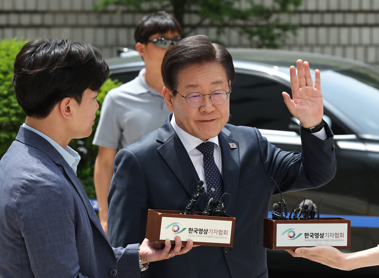 이재명 더불어민주당 대표가 14일 서울 서초구 서울중앙지방법원에서 열린 자신의 공직선거법 위반 혐의(故 김문기 성남도시개발공사 개발1처장, 백현동 부지 용도변경과 관련해 허위사실을 공표한 혐의) 24차 공판에 출석하며 청중에게 조용히 할 것을 요구하고 있다. 2024.06.14/뉴시스