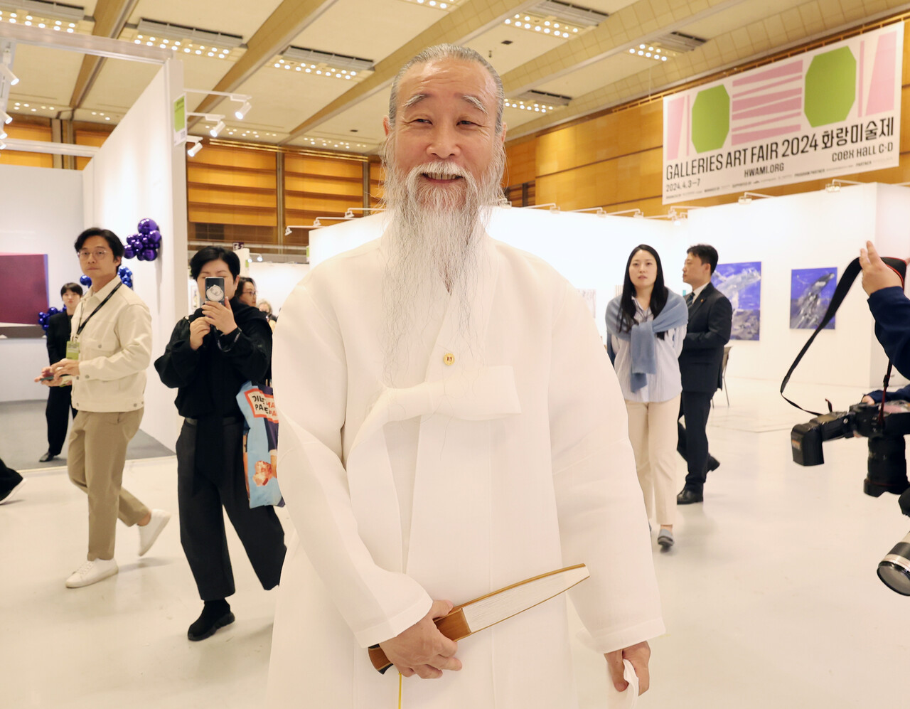 역술인 천공이 3일 서울 강남구 코엑스에서 개막한 제42회 화랑미술제를 관람하고 있다. 2024.04.03./자료사진=뉴시스