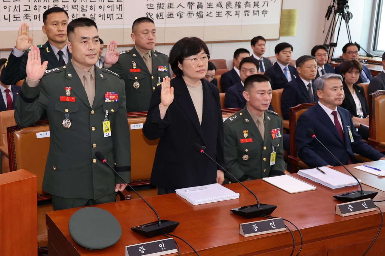 박정훈(왼쪽부터) 전 해병대 수사단장, 유재은 국방부 법무관리관 등이 21일 오전 서울 여의도 국회에서 열린 법제사법위원회의 순직 해병 수사 방해 및 사건 은폐 등의 진상규명을 위한 특별검사의 임명 등에 관한 법률안 관련 입법청문회에서 증인 선서를 하고 있다. 이종섭(앞줄 오른쪽부터) 전 국방부 장관과 임성근 전 해병대 1사단장, 신범철 전 국방부 차관은 증인선서를 거부했다. 2024.06.21./뉴시스