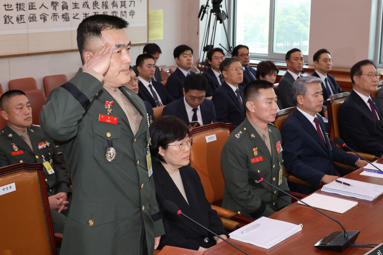 박정훈(왼쪽) 전 해병대 수사단장이 21일 오전 서울 여의도 국회에서 열린 법제사법위원회의 순직 해병 수사 방해 및 사건 은폐 등의 진상규명을 위한 특별검사의 임명 등에 관한 법률안 관련 입법청문회에서 경례하고 있다. 2024.06.21./뉴시스