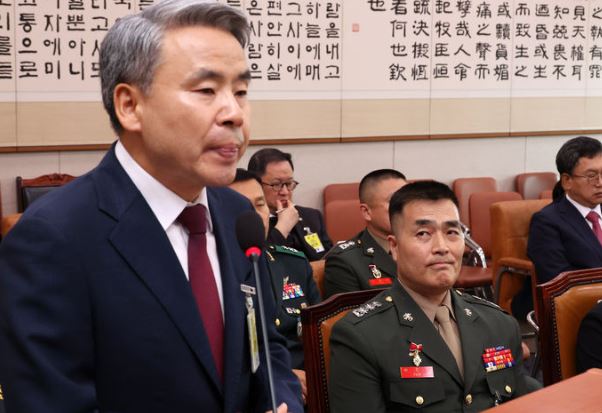 박정훈(앞줄 오른쪽) 전 해병대 수사단장이 21일 오전 서울 여의도 국회에서 열린 법제사법위원회의 순직 해병 수사 방해 및 사건 은폐 등의 진상규명을 위한 특별검사의 임명 등에 관한 법률안 관련 입법청문회에서 이종섭(왼쪽) 전 국방부 장관응 응시하고 있다. 2024.06.21. /뉴시스