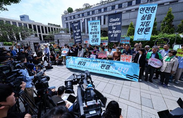 기후미디어허브 등 기후환경시민단체 회원들이 23일 서울 종로구 헌법재판소 정문 앞에서 기자회견을 하고 있다. 2024.04.23./자료사진=뉴시스