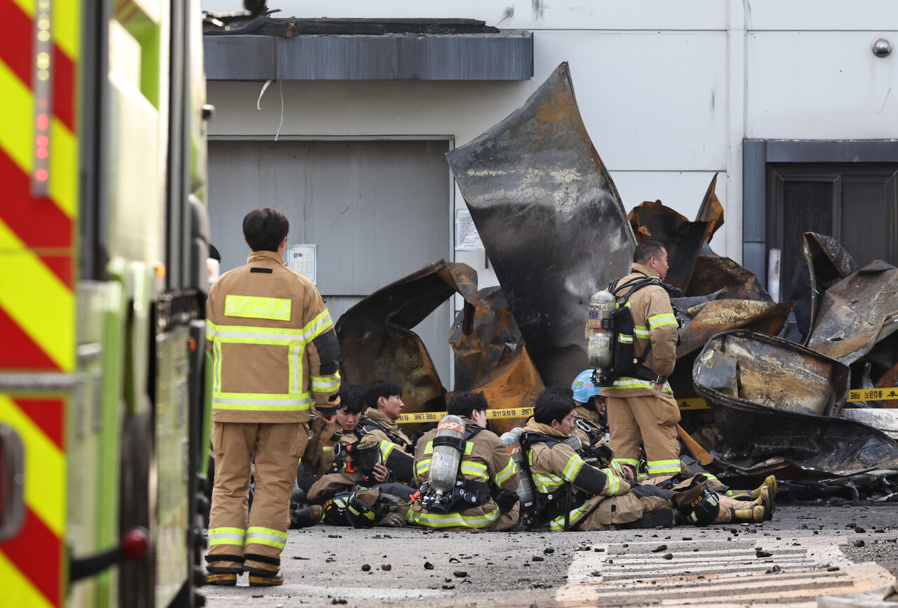 24일 경기도 화성시 서신면 소재 일차전지 제조 업체 공장 화재 현장에서 소방대원들이 대기하고 있다. 2024.06.24./뉴시스