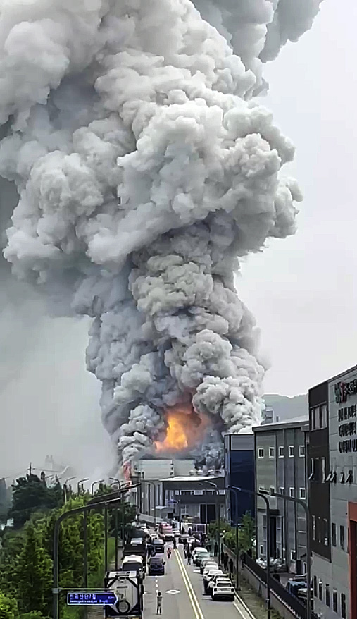 24일 경기도 화성시 서신면 소재 일차전지 제조 업체에서 화재가 발생해 불길과 연기가 치솟고 있다. (사진=독자 제공). 2024.06.24./뉴시스