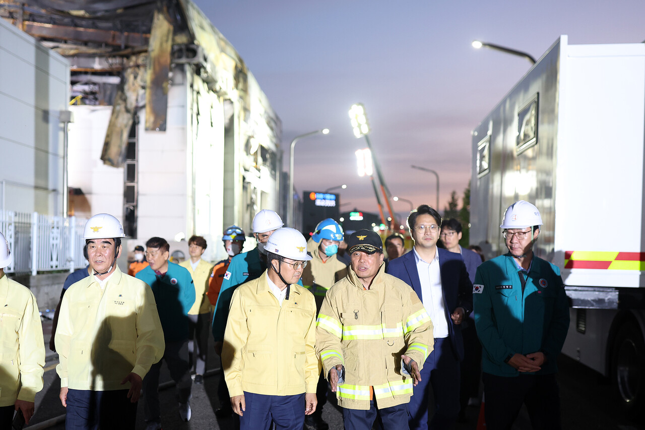 김동연 지사가 24일 저녁 화성시 화재현장 재차 방문해 경기도 지원 대책을 발표하고 있다./사진제공=경기도