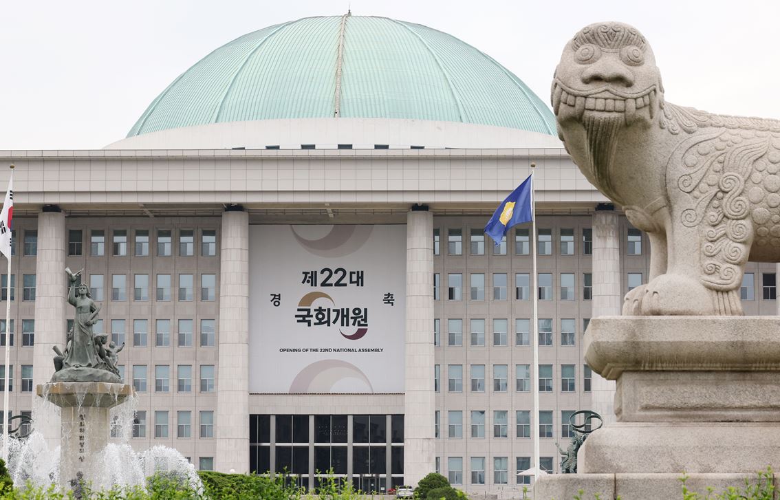 제22대 국회 임기 시작일인 30일 오후 서울 여의도 국회의사당에 개원 축하 현수막이 걸려 있다. 2024.05.30./뉴시스