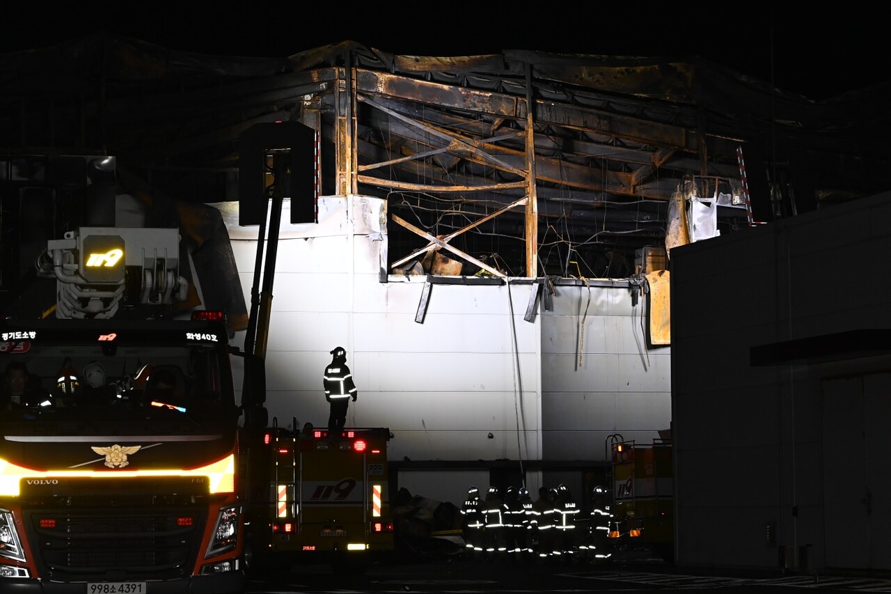 24일 경기 화성시 서신면 소재 일차전지 제조 업체 공장 화재 현장에서 소방대원들이 현장 수습 및 실종자 수색을 하고 있다. 2024.06.24./뉴시스