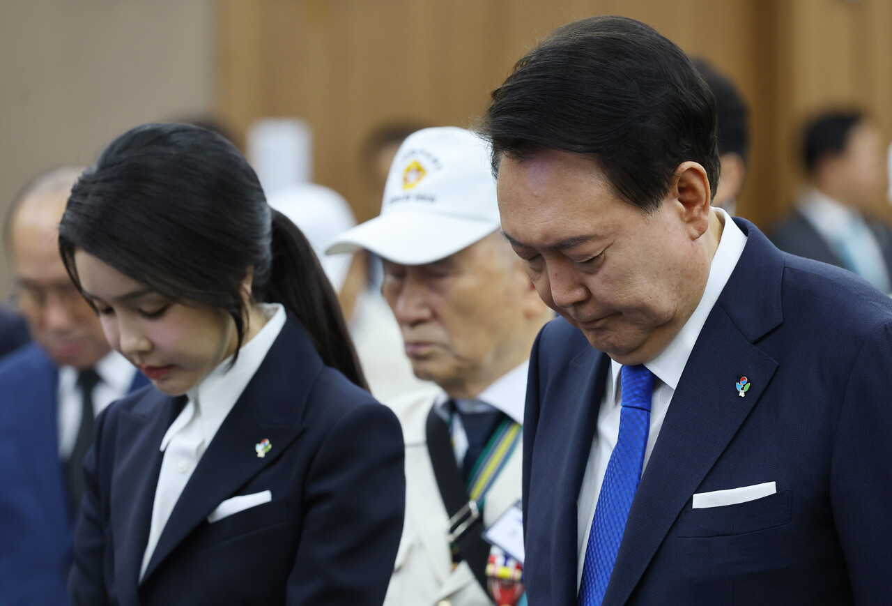 윤석열 대통령 부부가 25일 대구 북구 엑스코에서 열린 6·25참전영웅 초청 위로연에서 묵념하고 있다. 2024.06.25. /뉴시스