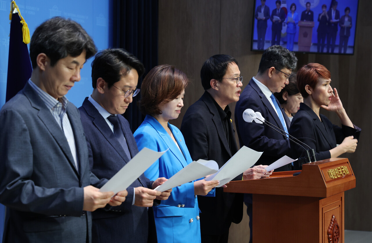 더불어민주당 박주민 의원 등 이태원참사특별위원회 소속 의원들이 28일 서울 여의도 국회 소통관에서 윤석열 대통령의 이태원 참사 관련 발언에 대한 입장 표명을 촉구하는 기자회견을 하고 있다. /뉴시스