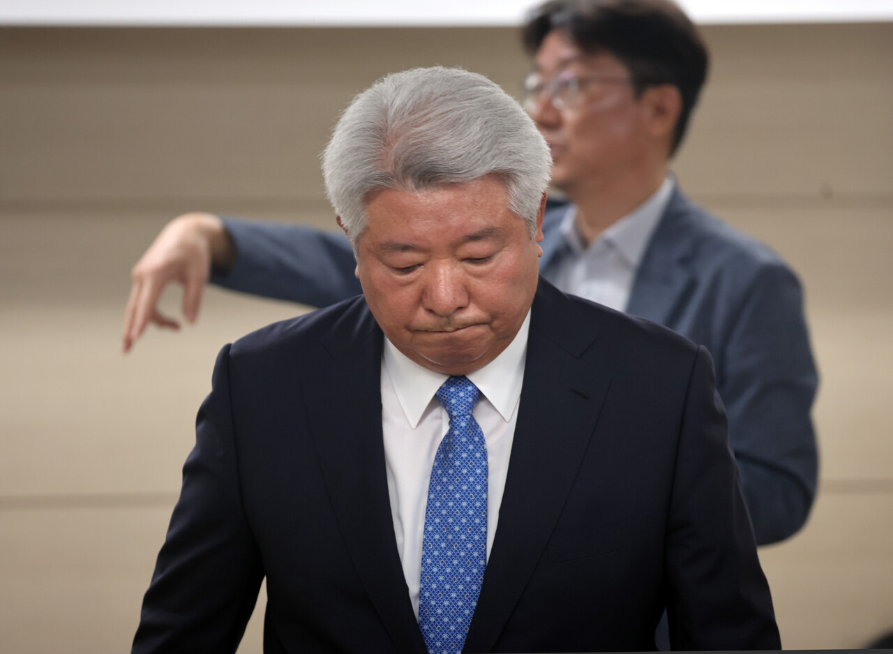 국회에서 본인의 탄핵안을 처리하기 전 자진 사퇴한 김홍일 방송통신위원장이 2일 오전 경기 과천시 정부과천청사 방송통신위원회 대회의실에서 열린 퇴임식에서 퇴임사를 마친 뒤 연단을 내려오고 있다. (공동취재) 2024.07.02.