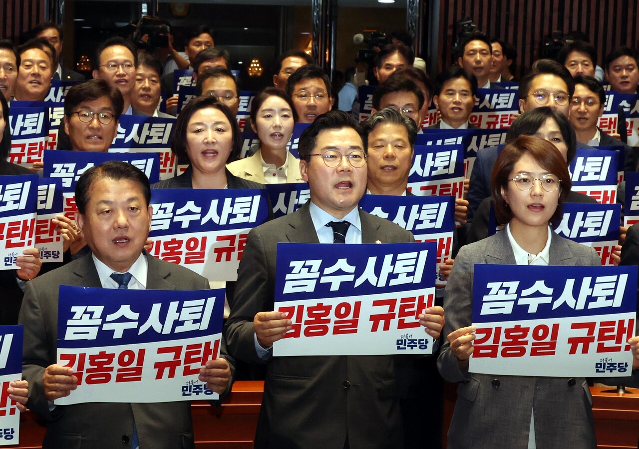 박찬대 더불어민주당 당대표 직무대형 겸 원내대표와 의원들이 2일 오후 서울 여의도 국회에서 열린 의원총회에서 '꼼수사퇴, 김홍일 규탄 ' 구호를 외치고 있다. 2024.07.02./뉴시스