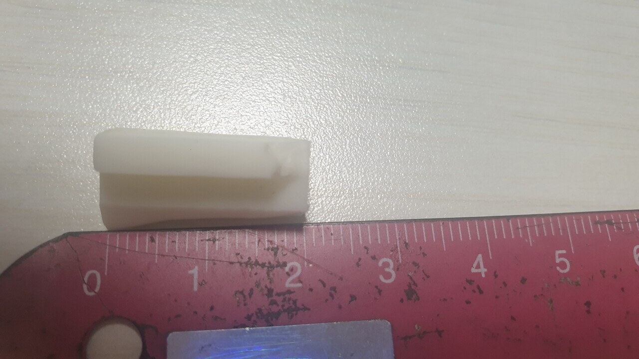 학생인 A씨가 아이스크림과 함께 삼켰다 토해낸 길이 20mm정도의 꽤 큰 고무 조각. 색깔 때문에 아이스크림과 구분이 어려웠다고 한다 / 사진 = 제보자